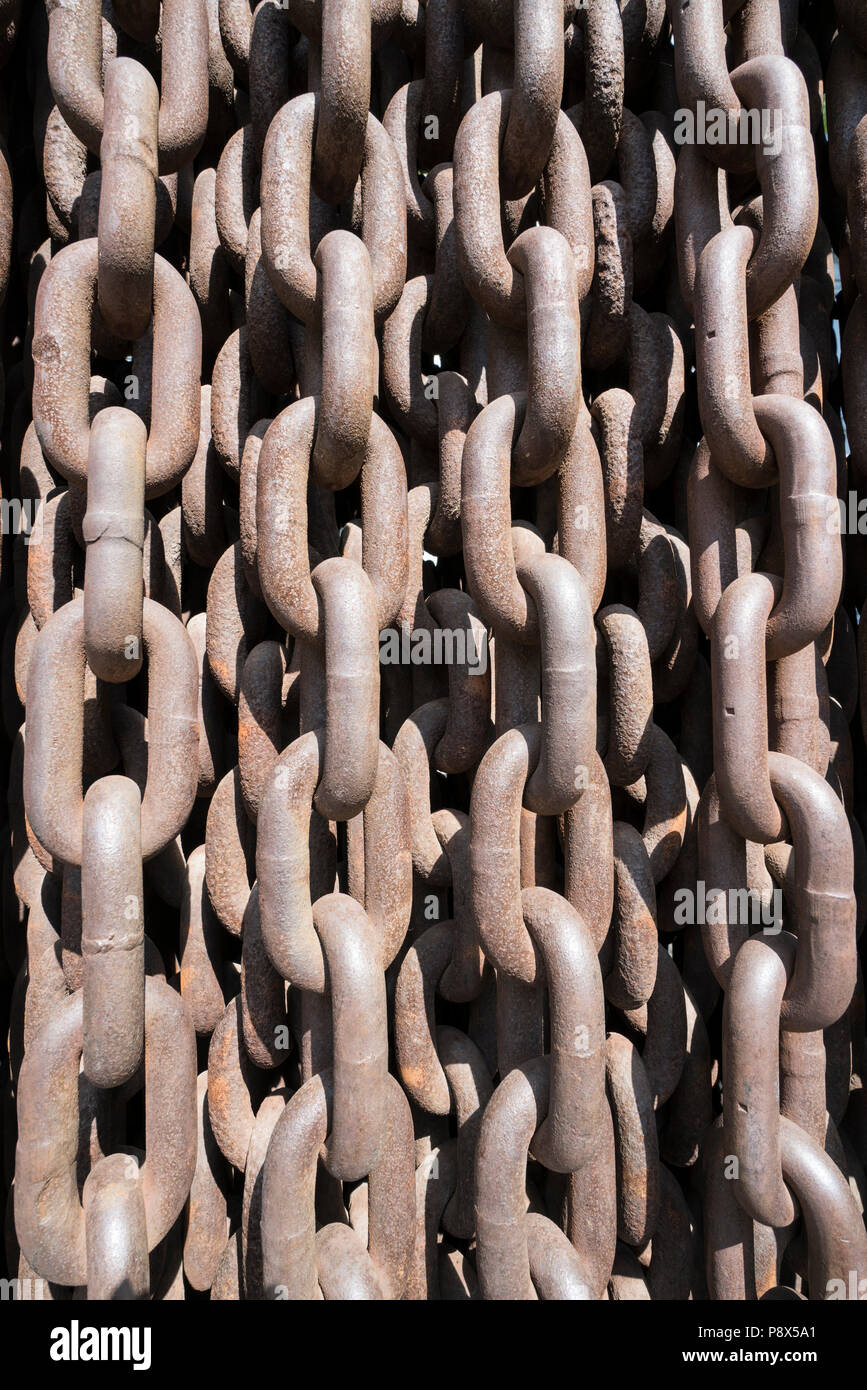 Das Denkmal der Vorhang der Ketten vor dem Eingang zum Haus des Terrors in Budapest, Ungarn Stockfoto