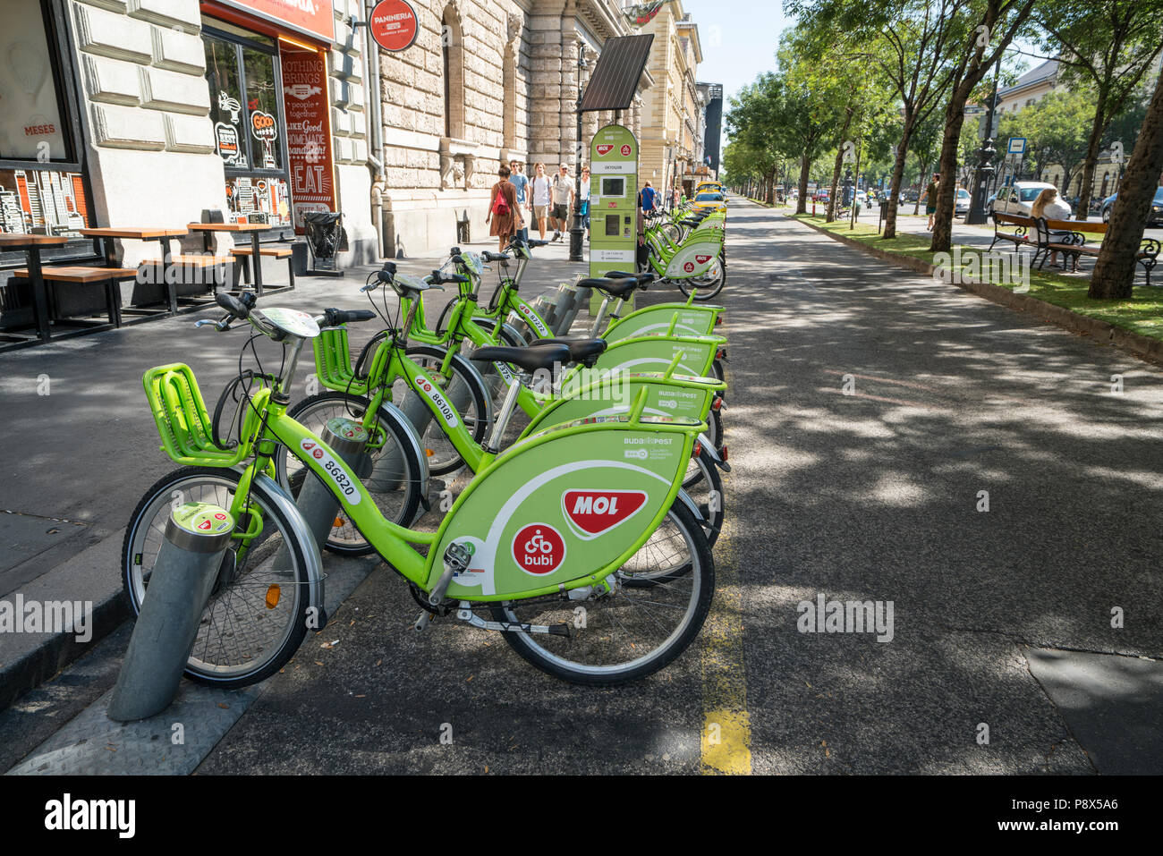 Elektrische Fahrräder auf den Straßen von Budapest, Ungarn Stockfoto