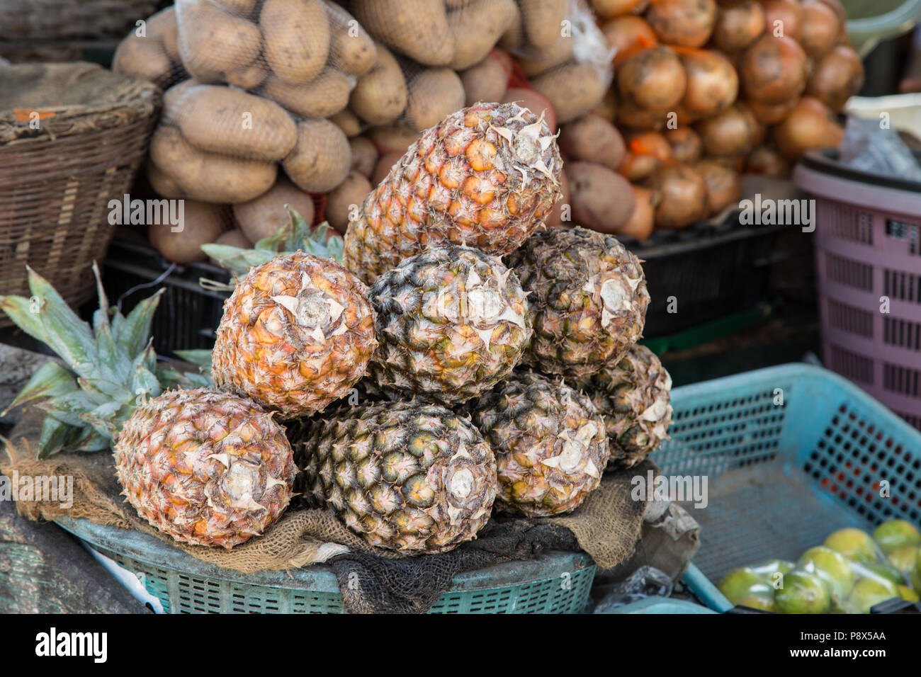Frische Ananas zum Verkauf am Marktstand in Ghana Stockfoto