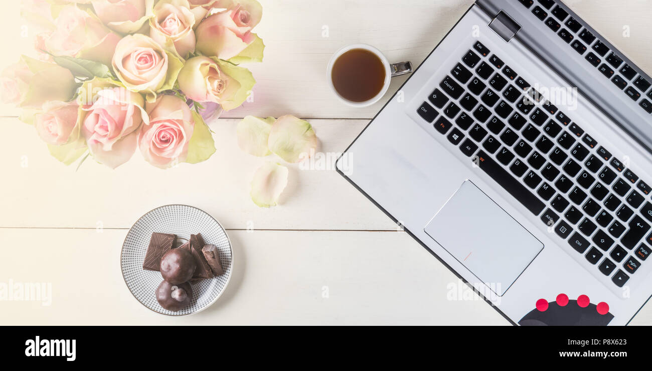 Feminine business Mockup mit Laptop, Rosen Bouquet und Tasse Kaffee, flatlay auf weißem Hintergrund mit Holz copyspace Stockfoto