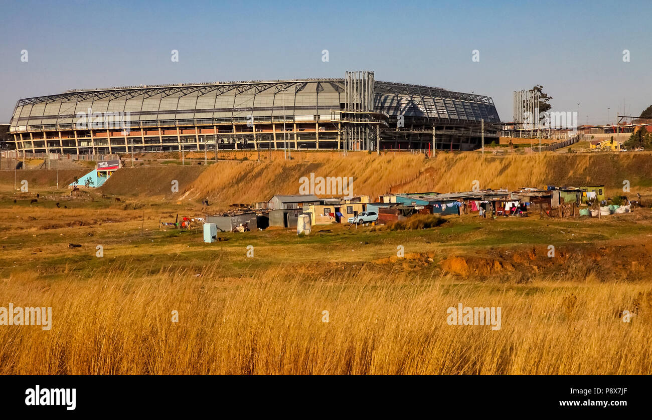Johannesburg, Südafrika, 11. September 2011, Informelle tin shack Gehäuse vor Orlando Stadion in Soweto Stockfoto
