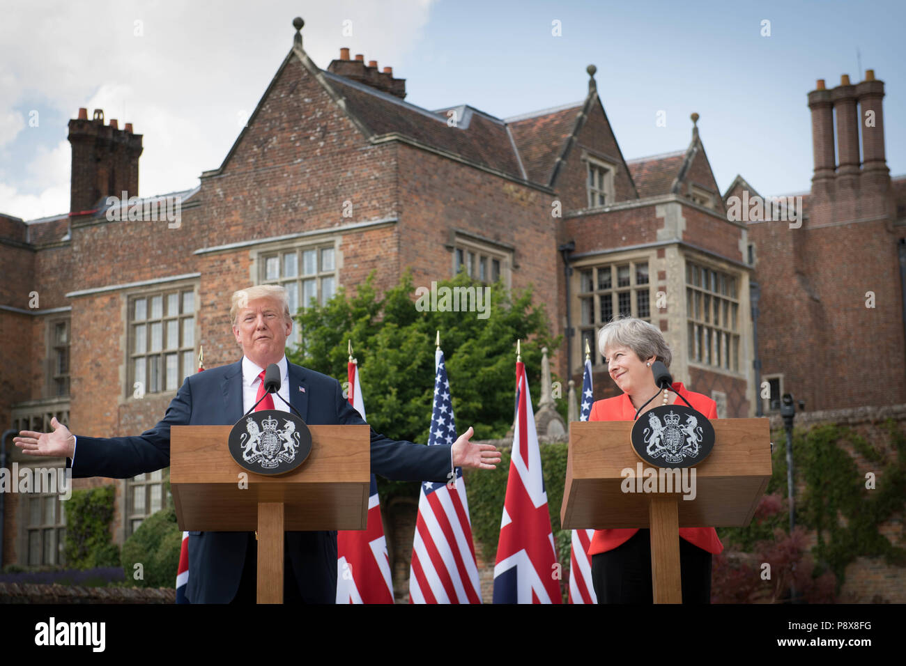 US-Präsident Donald Trump und Premierminister Theresa kann eine gemeinsame Pressekonferenz mit Karomuster, ihr Land Wohnsitz in Buckinghamshire. Stockfoto