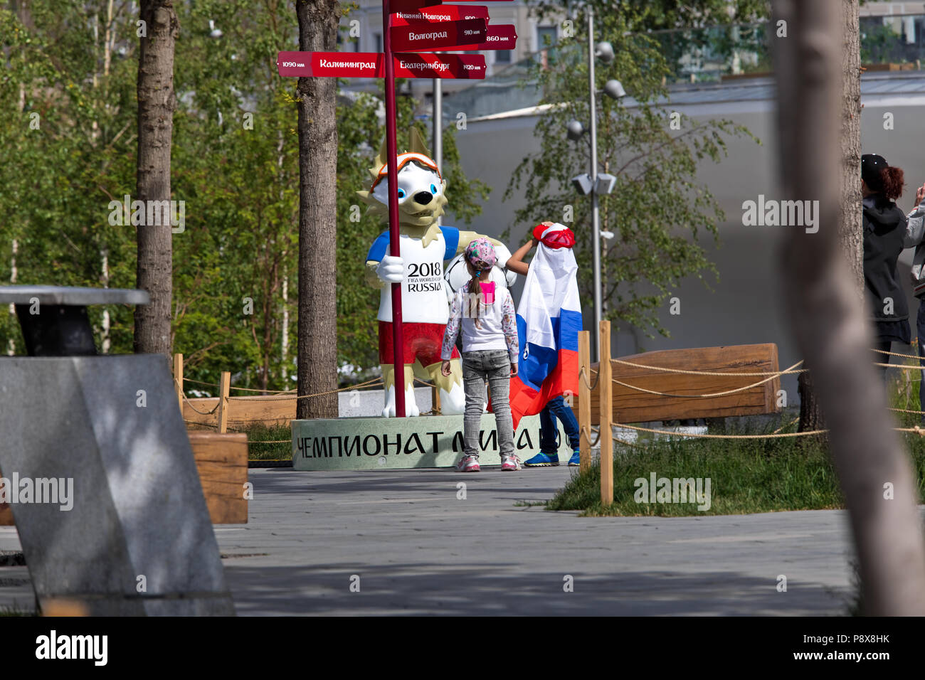 Moskau, Russland - Juni, 2018: Touristen Fotos mit Maskottchen wolf Zabivaka von WM-Meisterschaft in Moskau, Russland Stockfoto
