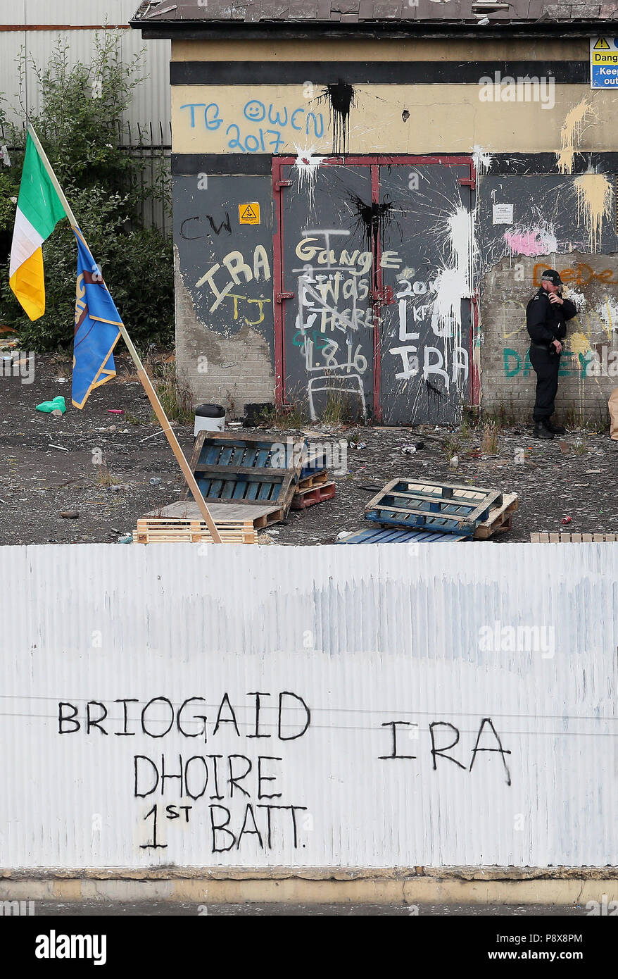 PSNI Recherchen in der Bogside Bereich von Londonderry im Anschluss an die sechste aufeinander folgende Nacht der Unordnung in der Stadt. Bild Datum: Freitag, 13. Juli 2018. Jugendliche in der Stadt Bogside haben Benzin Bomben auf Polizei und zufällig vorbeifahrenden Fahrzeuge geworfen und auch ein Feuer an einer der Überführung. Siehe PA Geschichte ULSTER Paraden. Photo Credit: Brian Gesetzlosen/PA-Kabel Stockfoto