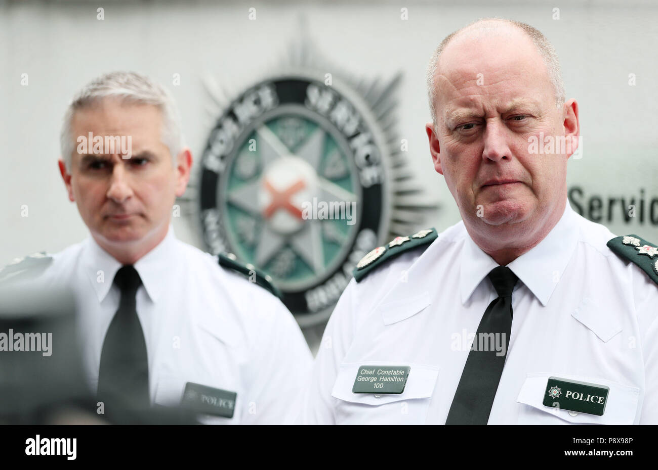 PSNI Chief Constable George Hamilton (rechts) während einer Pressekonferenz in der Strand Road Polizei in Londonderry im Anschluss an die sechste aufeinander folgende Nacht der Unordnung in der Stadt. Bild Datum: Freitag, 13. Juli 2018. Jugendliche in der Stadt Bogside haben Benzin Bomben auf Polizei und zufällig vorbeifahrenden Fahrzeuge geworfen und auch ein Feuer an einer der Überführung. Siehe PA Geschichte ULSTER Paraden. Photo Credit: Brian Gesetzlosen/PA-Kabel Stockfoto