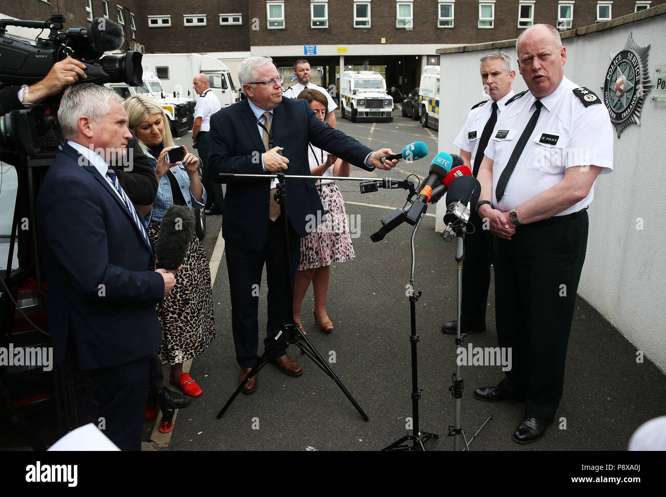 PSNI Chief Constable George Hamilton (rechts) während einer Pressekonferenz in der Strand Road Polizei in Londonderry im Anschluss an die sechste aufeinander folgende Nacht der Unordnung in der Stadt. Bild Datum: Freitag, 13. Juli 2018. Jugendliche in der Stadt Bogside haben Benzin Bomben auf Polizei und zufällig vorbeifahrenden Fahrzeuge geworfen und auch ein Feuer an einer der Überführung. Siehe PA Geschichte ULSTER Paraden. Photo Credit: Brian Gesetzlosen/PA-Kabel Stockfoto