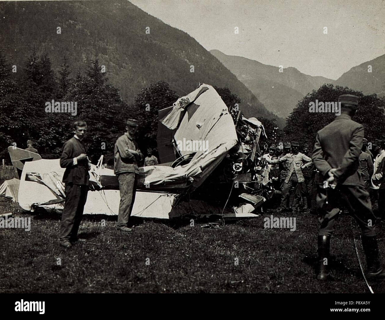 112 "Der zertrümmerte Flieger des am 8.6.1917 tödlich verunglückten Fliegers von Plener der Fliegerkompanie 15, der Artilleriekaserne in Brixen. Detailaufnahme des Motors. (BildID) 15584319 Stockfoto