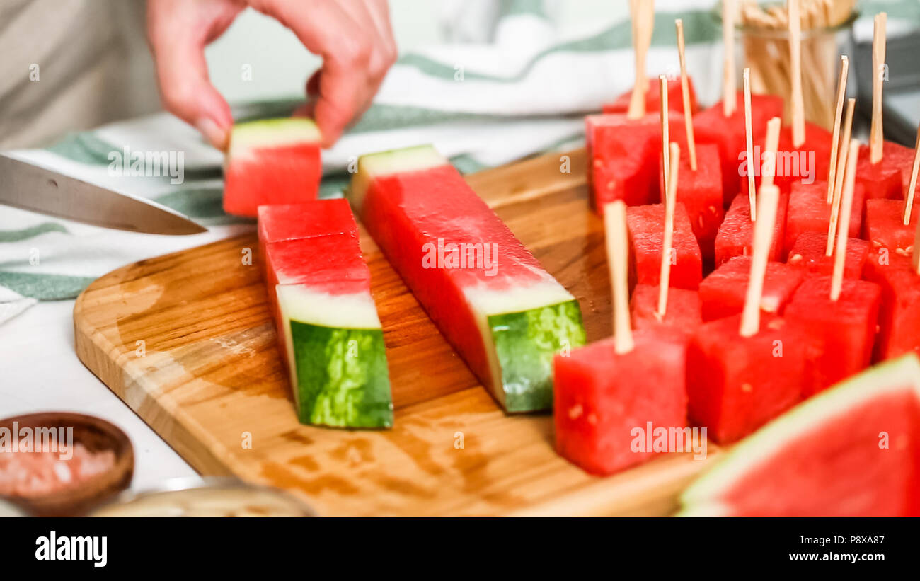 Wassermelone in Würfel schneiden für die Zubereitung von Schokolade  Wassermelone beißt Stockfotografie - Alamy