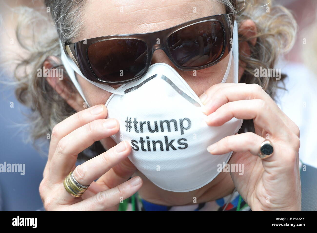 Ein Demonstrator Märschen in London, als Teil der Proteste gegen den Besuch von US-Präsident Donald Trump nach Großbritannien. Stockfoto