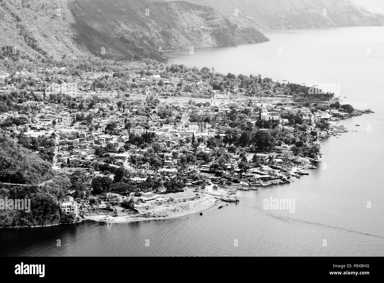 Luftaufnahme von Panajachel am Atitlán-See, Guatemala, Mittelamerika in Schwarz und Weiß Stockfoto