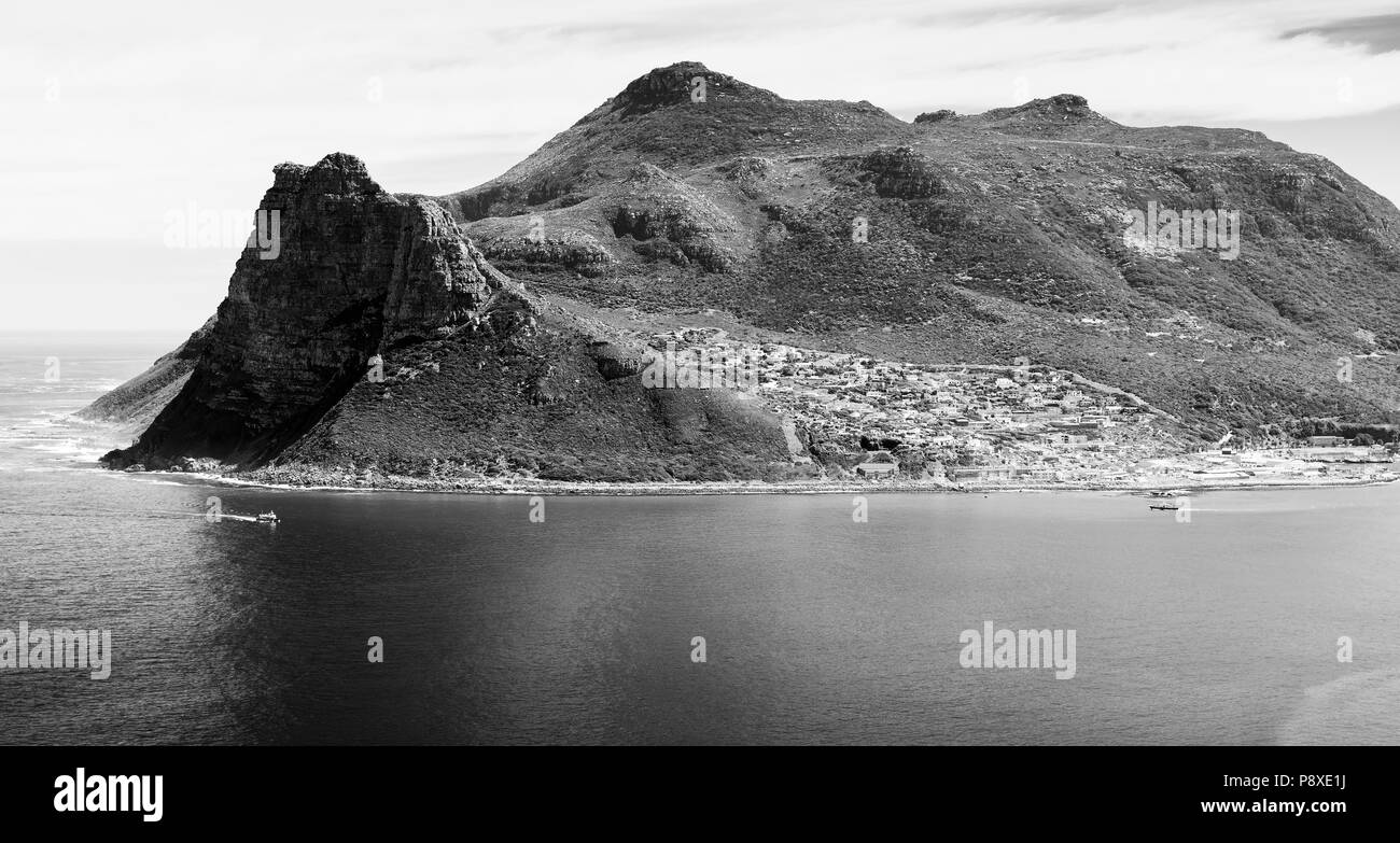 Die malerische Landschaft von Hout Bay in der Nähe von Kapstadt in Südafrika in Schwarz und Weiß Stockfoto