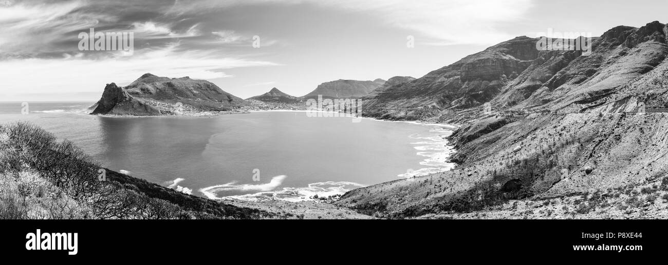Panorama von Hout Bay in der Nähe von Kapstadt, Südafrika in Schwarz und Weiß Stockfoto