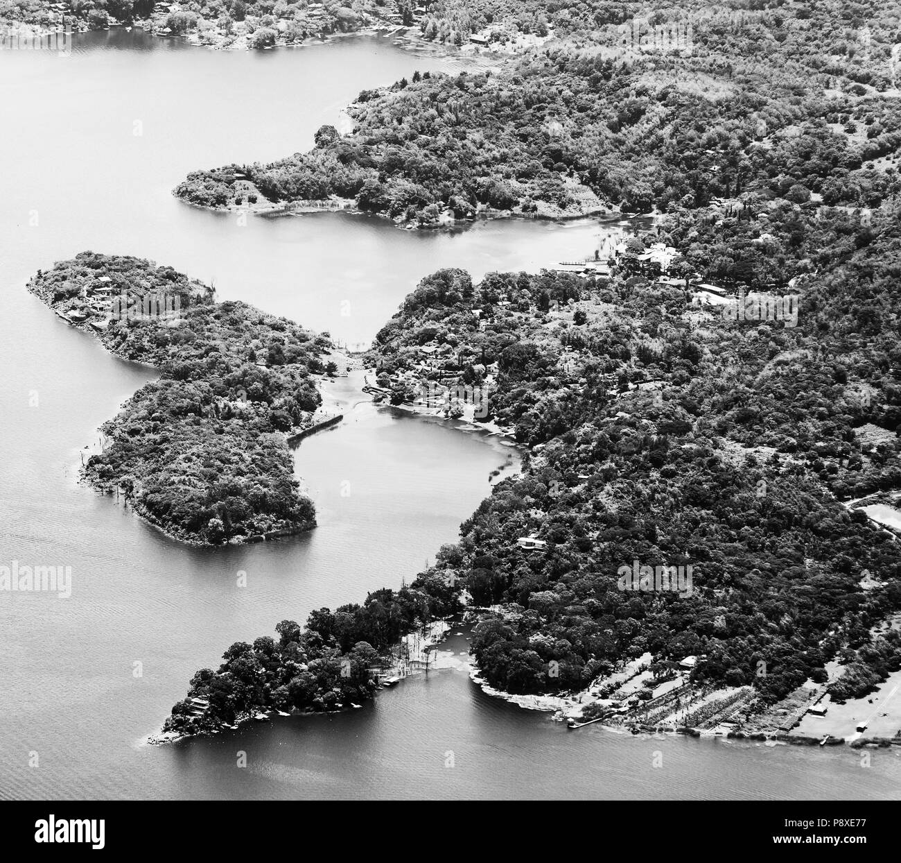 Shoreline Stadt Santiago Atitlan See, Guatemala, Mittelamerika in Schwarz und Weiß Stockfoto