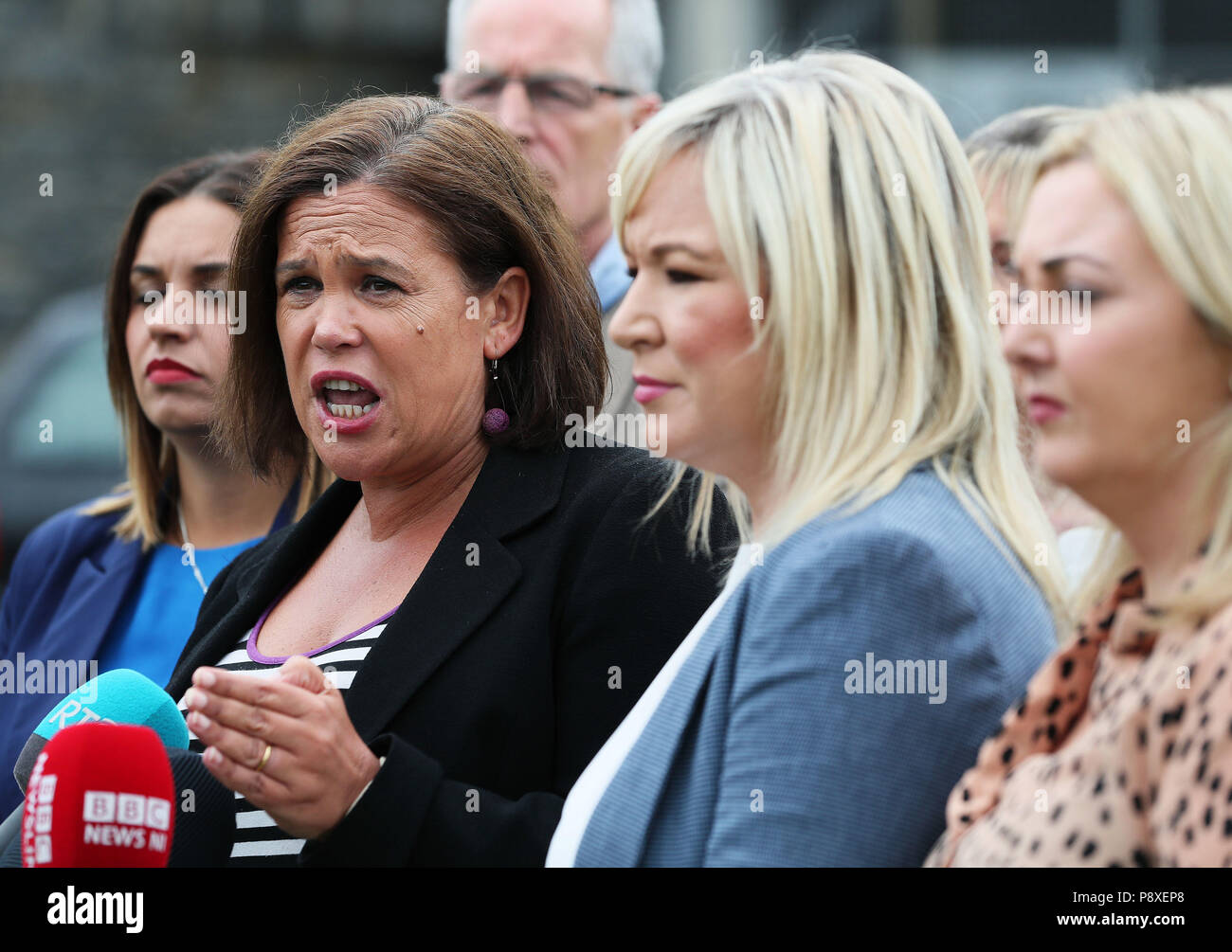 Sinn Fein Präsident Mary Lou McDonald TD (Zweite links) während einer Pressekonferenz in der Bogside Bereich von Londonderry im Anschluss an die sechste aufeinander folgende Nacht der Unordnung in der Stadt. Bild Datum: Freitag, 13. Juli 2018. Jugendliche in der Stadt Bogside haben Benzin Bomben auf Polizei und zufällig vorbeifahrenden Fahrzeuge geworfen und auch ein Feuer an einer der Überführung. Siehe PA Geschichte ULSTER Paraden. Photo Credit: Brian Gesetzlosen/PA-Kabel Stockfoto