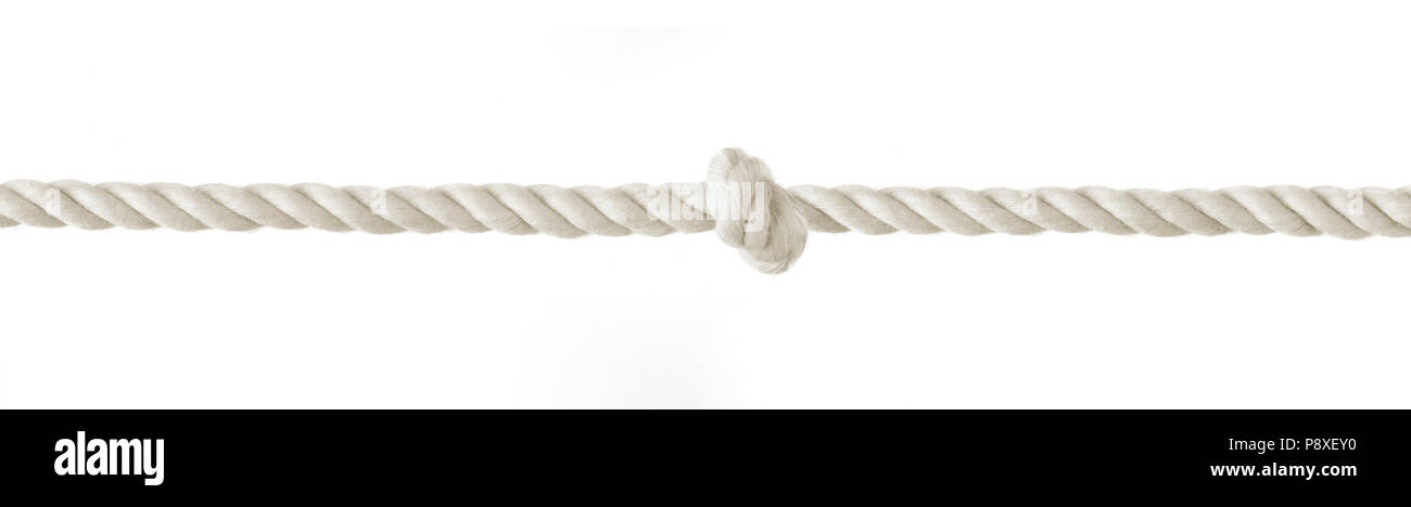Geflochtenes Seil und Knoten in der Mitte auf weißem Hintergrund Stockfoto
