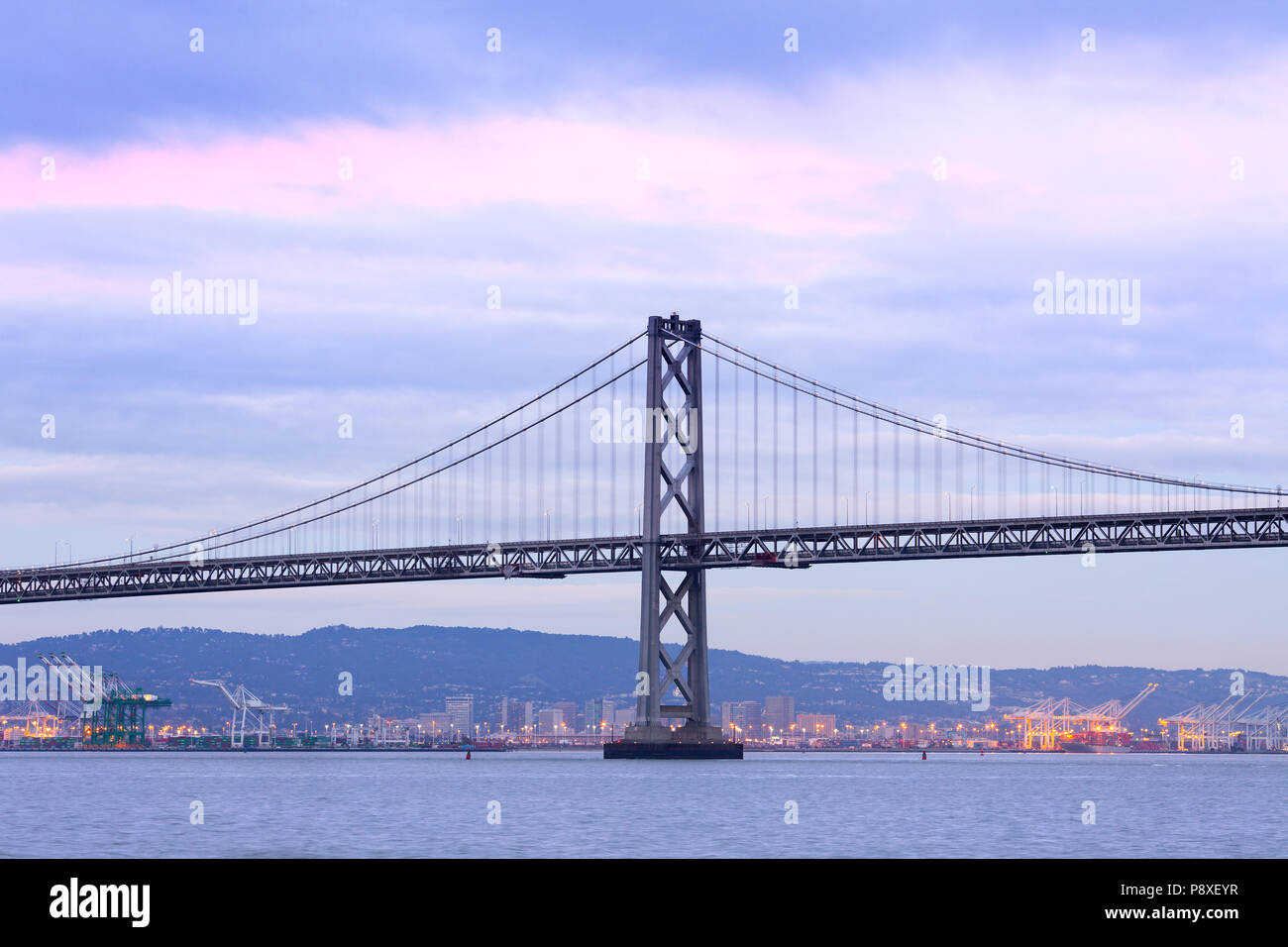 Bay Bridge und Hafen von Oakland, Kalifornien, USA Stockfoto