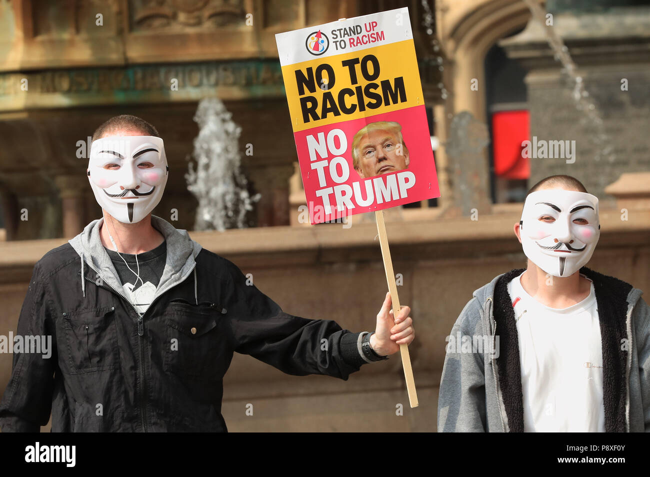 Die demonstranten Oberseite Trumpf' versammeln sich Albert Square in Manchester, als Teil der Proteste gegen den Besuch von US-Präsident Donald Trump nach Großbritannien. Stockfoto