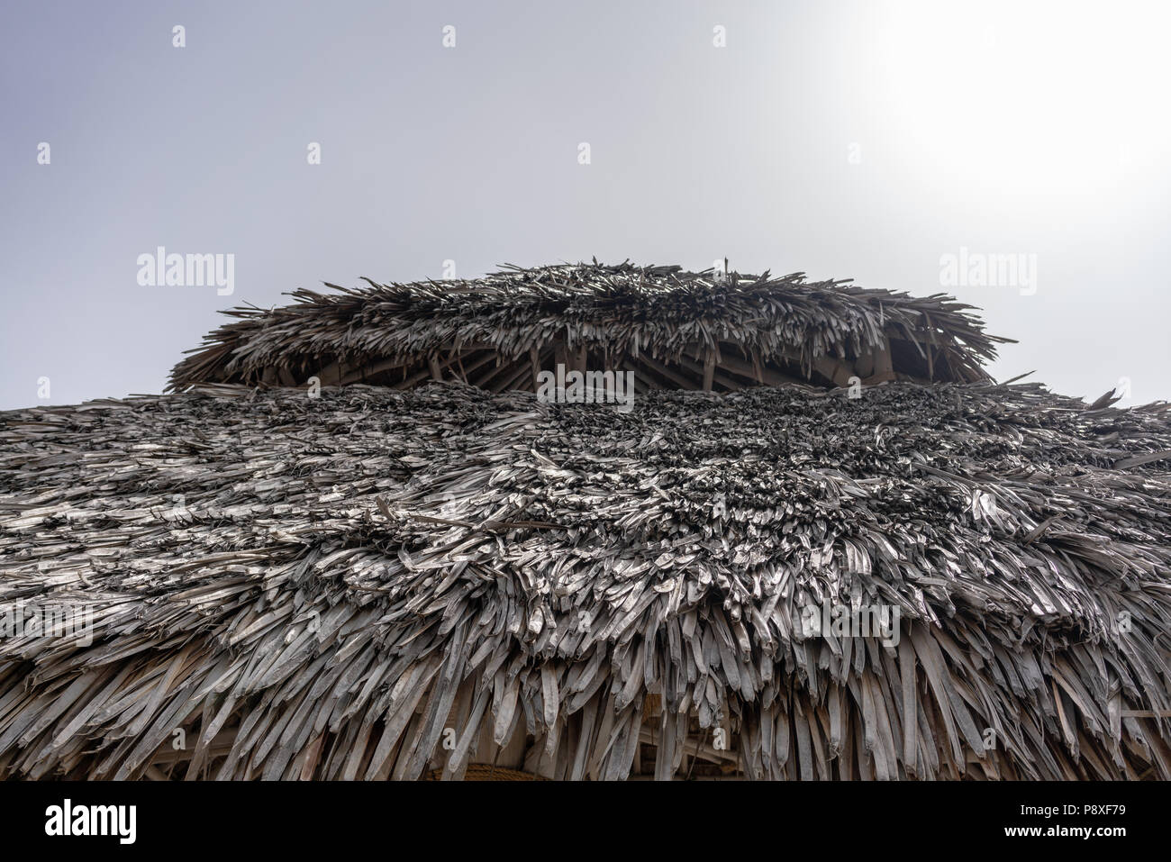 Eine Sonne getrocknet palm Dach Stockfoto