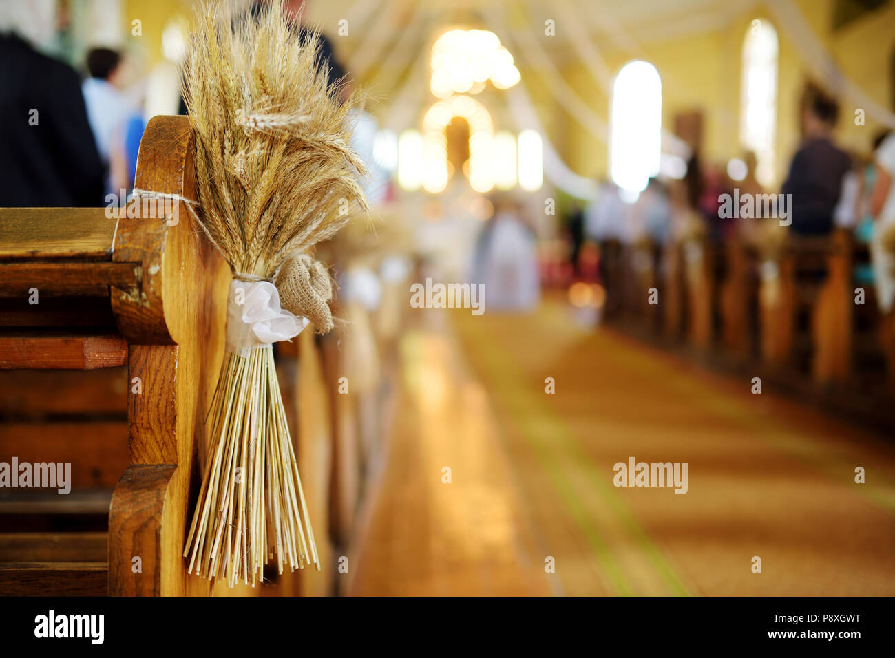 Schöne Roggen Hochzeit Dekoration in einer Kirche während katholische  Hochzeit Zeremonie Stockfotografie - Alamy