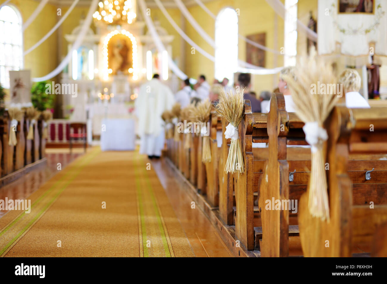 Schöne Roggen Hochzeit Dekoration in einer Kirche während