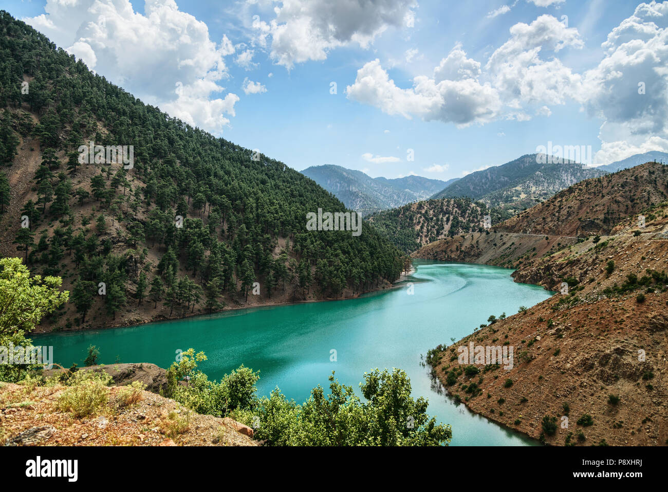 Türkisfarbenen See unter den Bergen im Nationalpark Aladaglar, Türkei Stockfoto