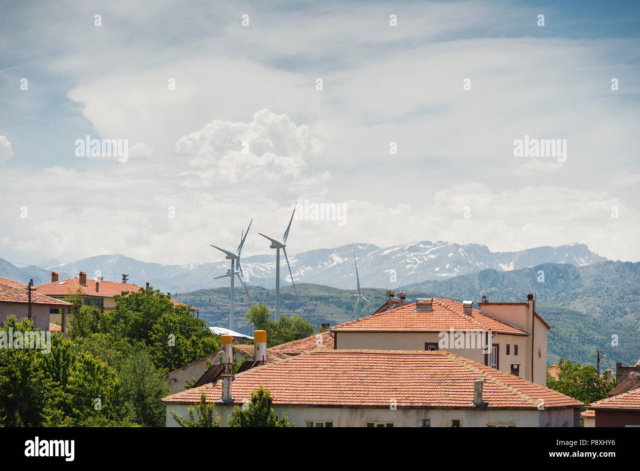 Erneuerbare Energien, Windkraftanlagen in der Nähe der kleinen Siedlung Stockfoto
