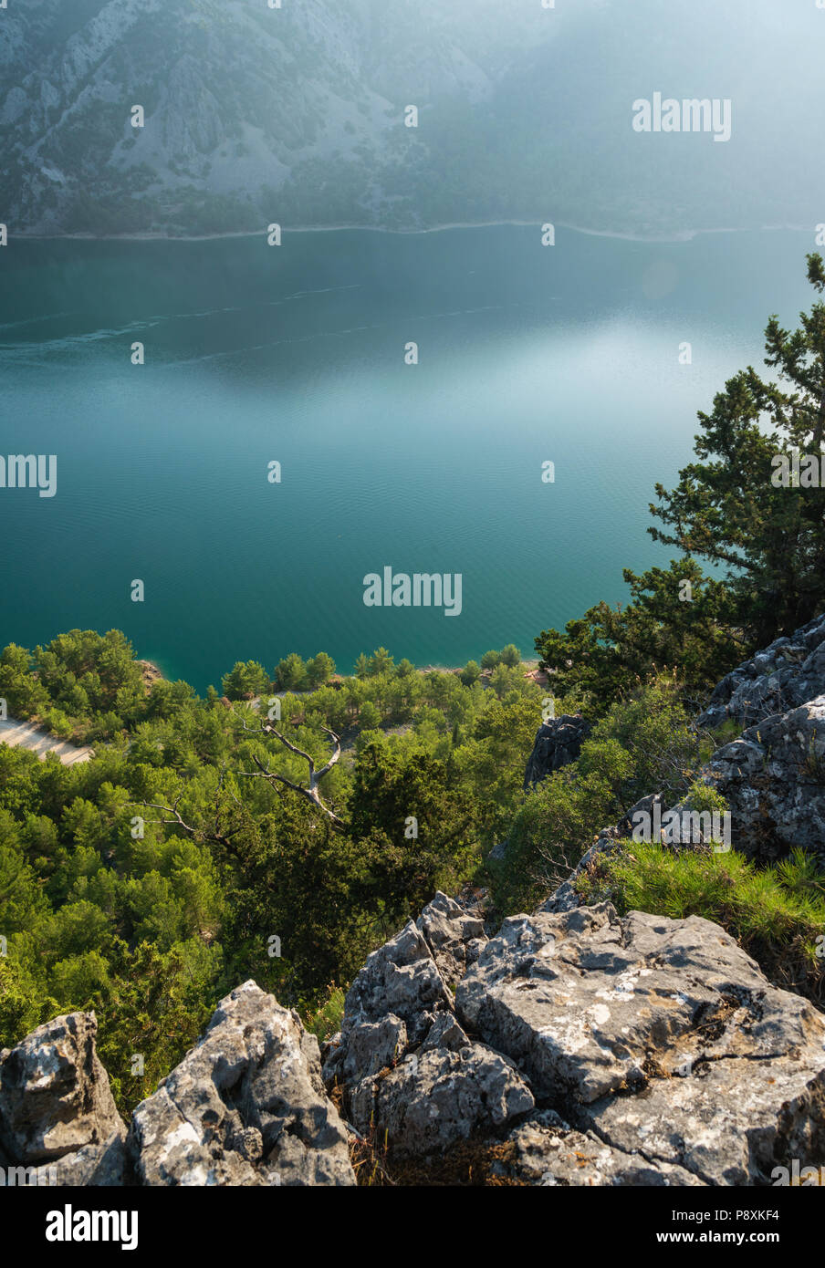 Schönen grünen See nach Sonnenaufgang, Luftaufnahme Stockfoto