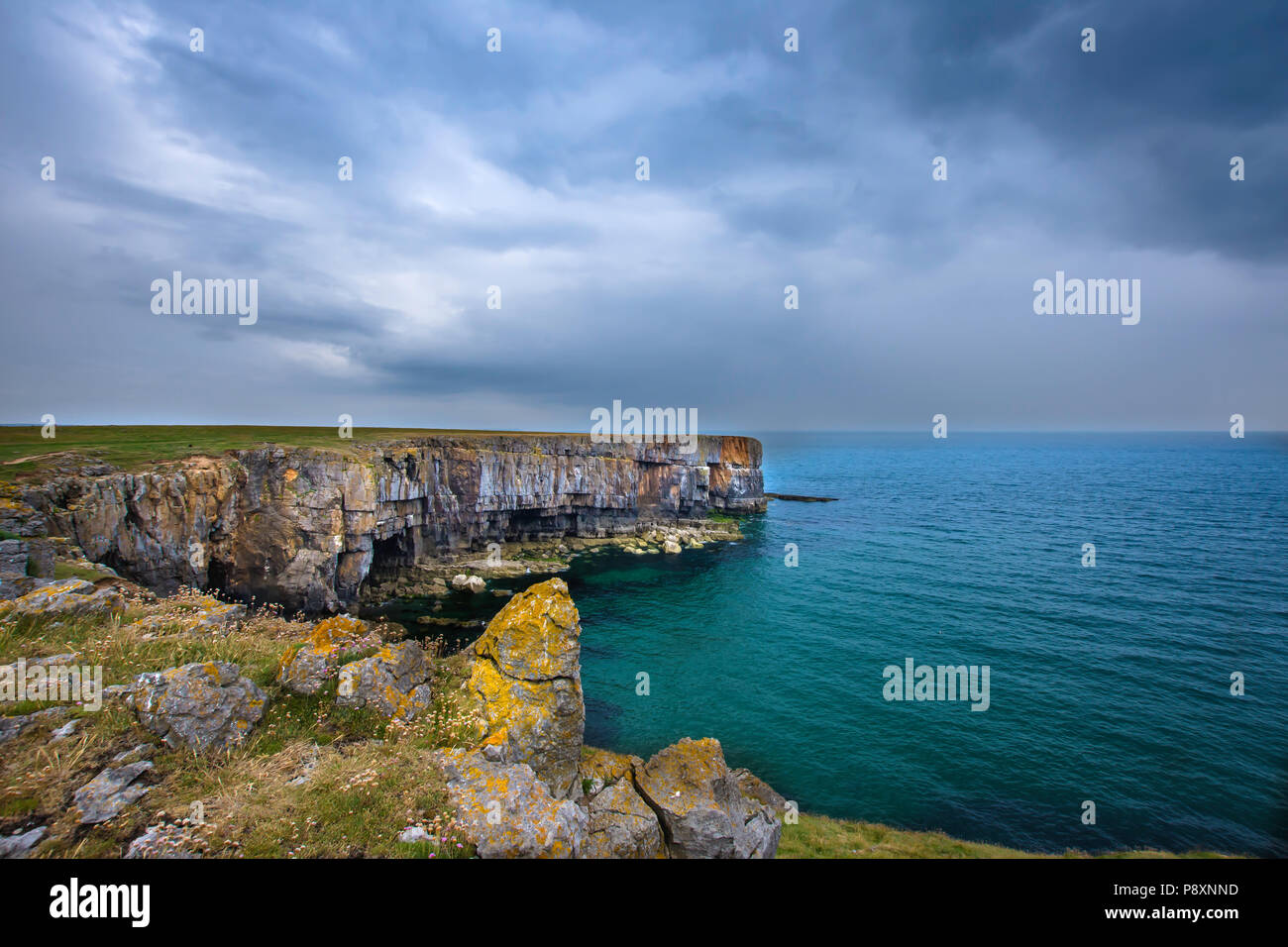 Die schöne Landschaft des dramatischen Pembrokeshire Küsten, South Wales, UK im Sommer. die malerische Landschaft der britischen Küste. dunkel und Moody Himmel mit Wolken. Stockfoto
