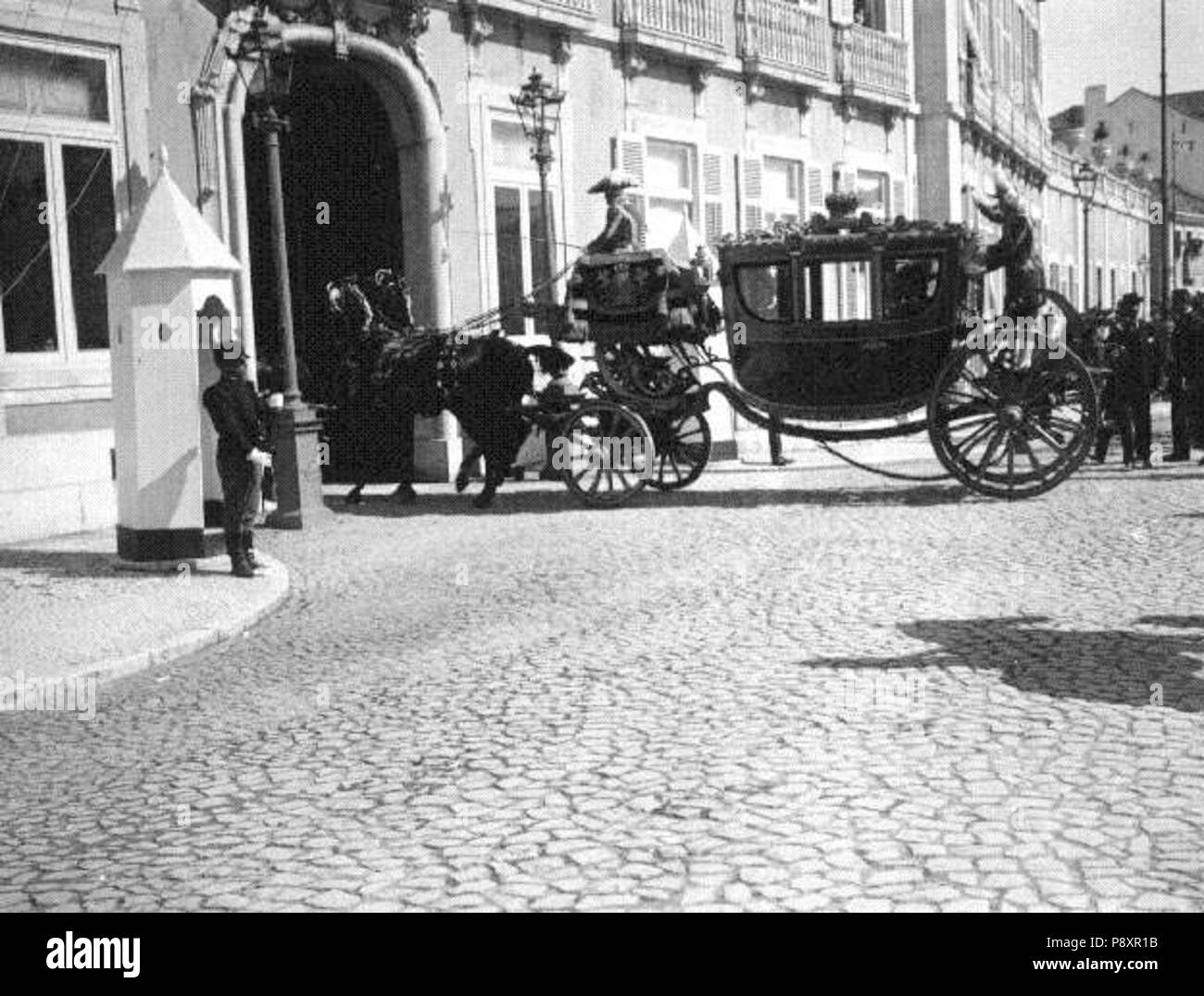 79 Chegada ao Palácio das Necessidades, após a cerimónia em São Bento, juramento e proclamação de Dom Manuel II. como Rei de Portugal - 1908 Stockfoto