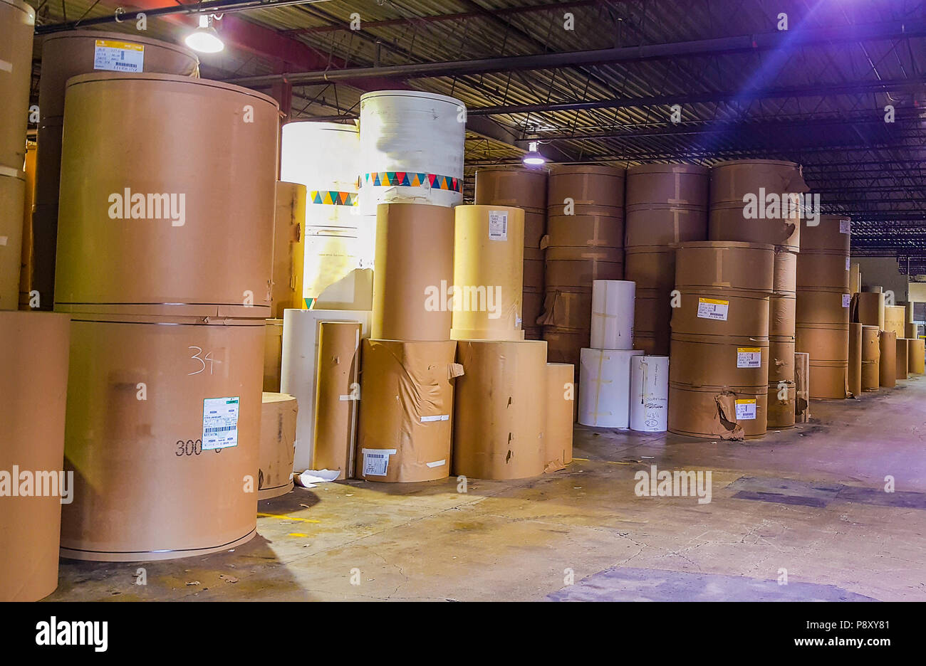 Große industrielle Rollen braunes Papier Stockfoto, Bild: 212033809 - Alamy
