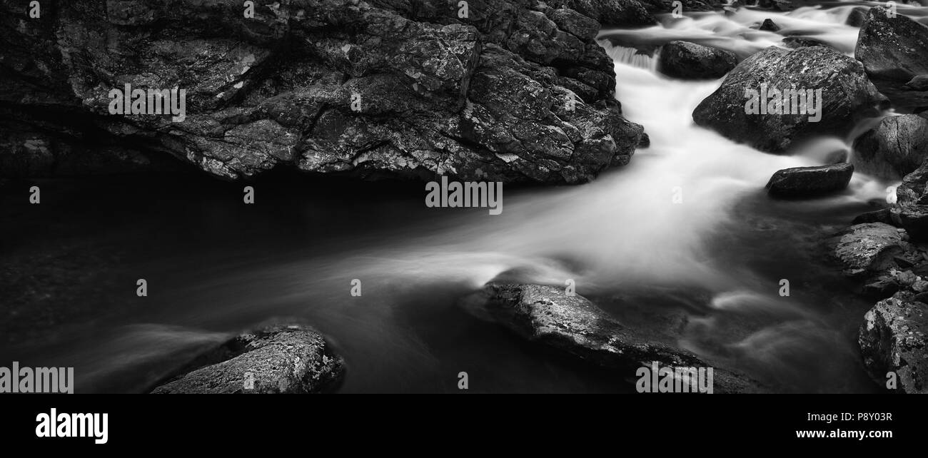 Ein Multi-shot Panorama in Schwarz und Weiß von Swift, rauschende Wasser entlang der kleine Fluss in der Great Smoky Mountains National Park. Stockfoto