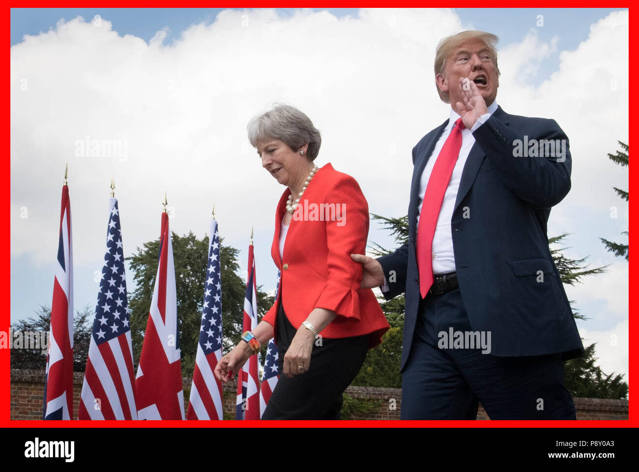 PABest US-Präsident Donald Trump Spaziergänge mit Premierminister Theresa kann vor eine gemeinsame Pressekonferenz im Karomuster, ihr Land Wohnsitz in Buckinghamshire. Stockfoto