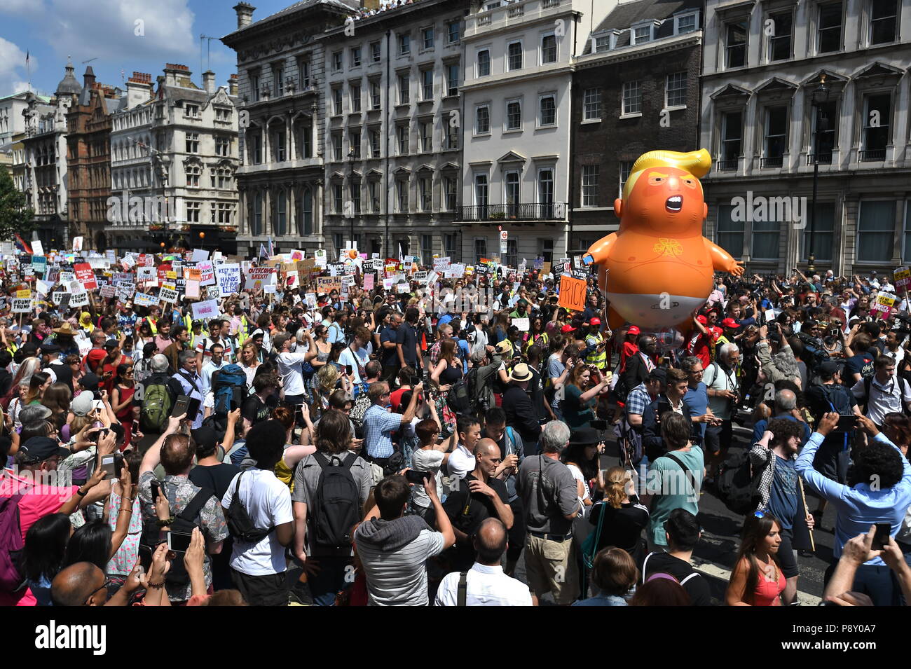 Die Demonstranten mit der "Trump Baby' Ballon in Westminster, London, als Teil der Proteste gegen den Besuch von US-Präsident Donald Trump nach Großbritannien. Stockfoto