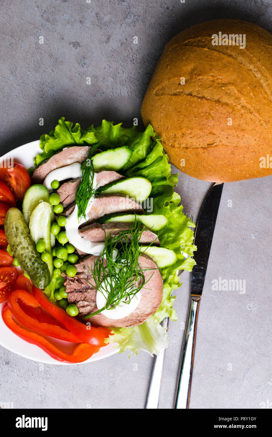 Gekochte Zunge mit Gemüse Tomaten Paprika Gurken salat Erbsen mit der ...