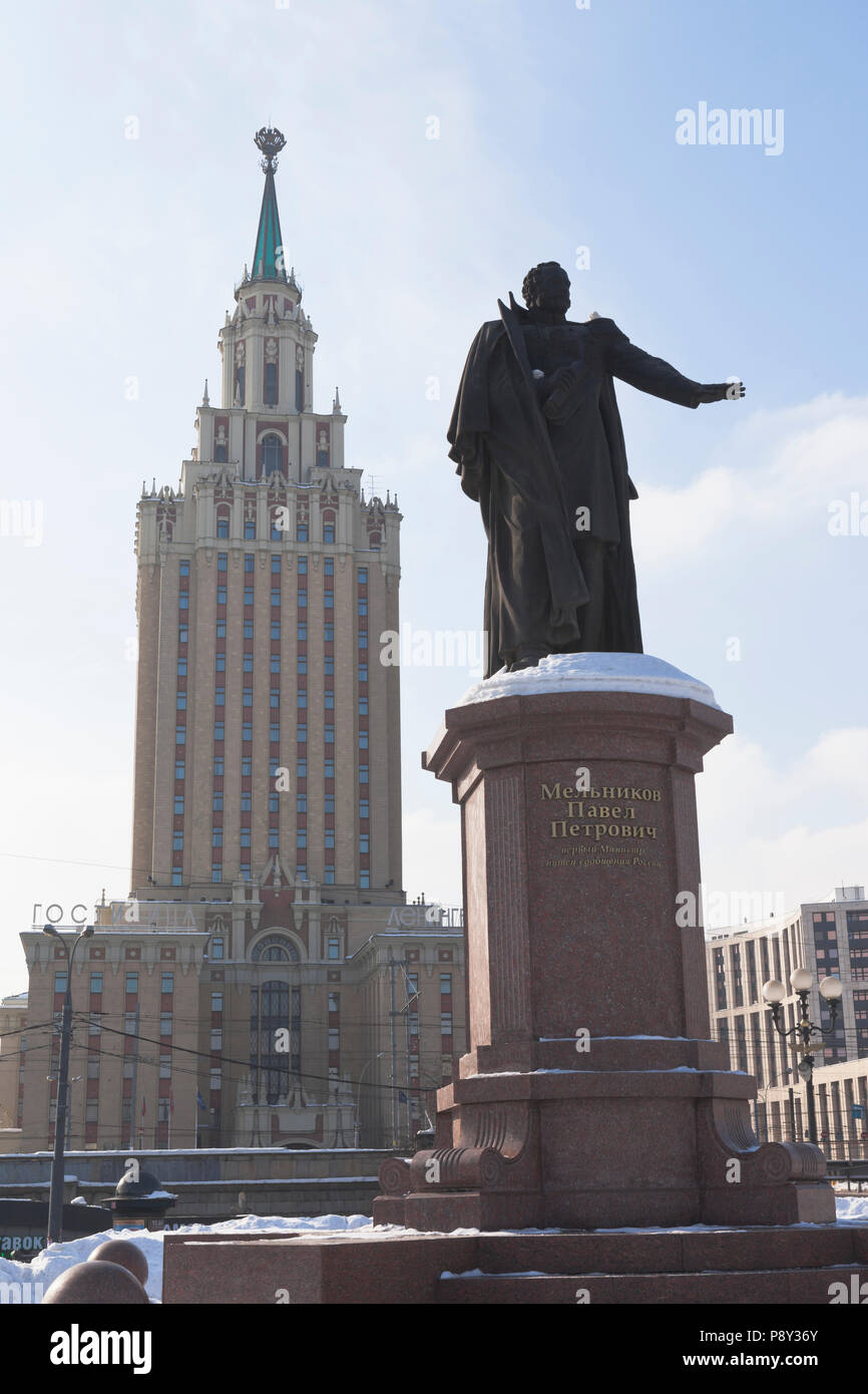 Moskau, Russland - 3. März 2018: Denkmal für den Ersten Minister von Eisenbahnen Pjotr Pawlowitsch Melnikov vor dem Hintergrund des Leningrader Hotel in Mos Stockfoto