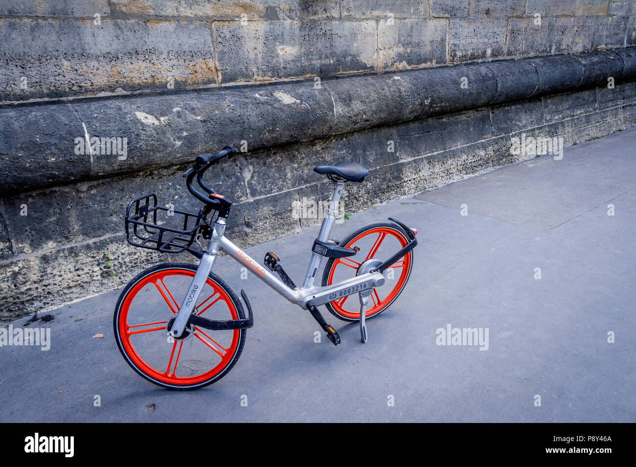 Eine Fahrt teilen bike Warten auf den nächsten Kunden auf einer Straße in Paris, Frankreich Stockfoto