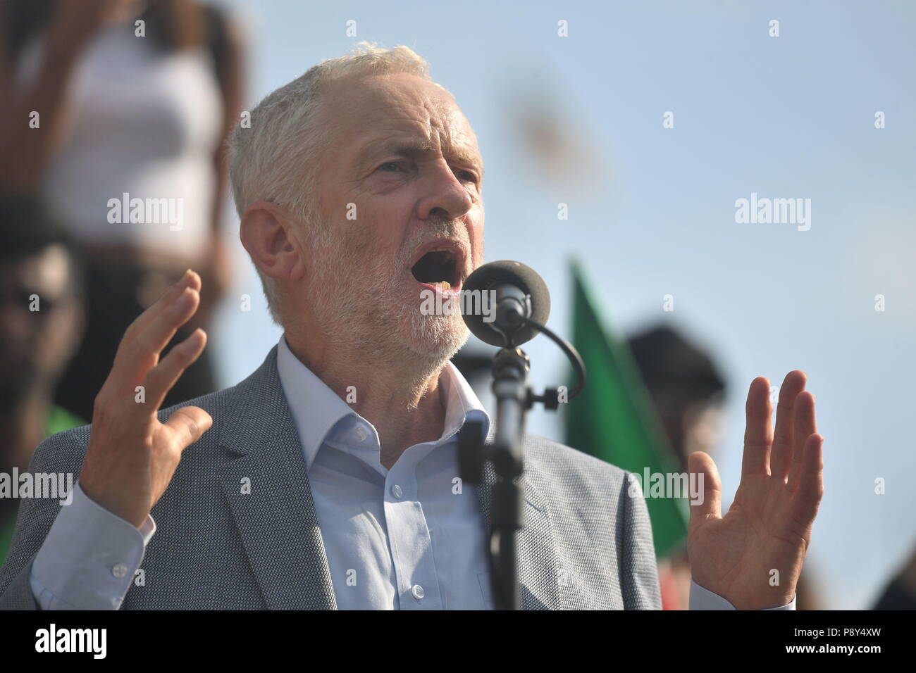 Der Führer der Jeremy Corbyn spricht mit Demonstranten durch London marschieren, während der Proteste gegen den Besuch von US-Präsident Donald Trump nach Großbritannien. Stockfoto
