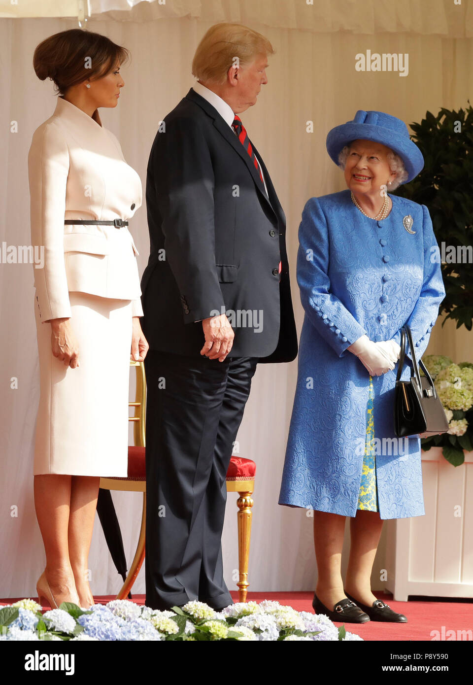 Königin Elizabeth II., US-Präsident Donald Trump und First Lady Melania Trump in einem feierlichen Willkommen auf Schloss Windsor, Windsor. Stockfoto