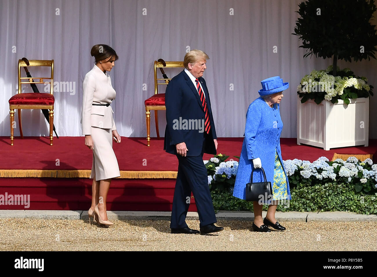 Königin Elizabeth II., US-Präsident Donald Trump und First Lady Melania Trump Spaziergang in das Viereck in einem feierlichen Willkommen auf Schloss Windsor, Windsor. Stockfoto