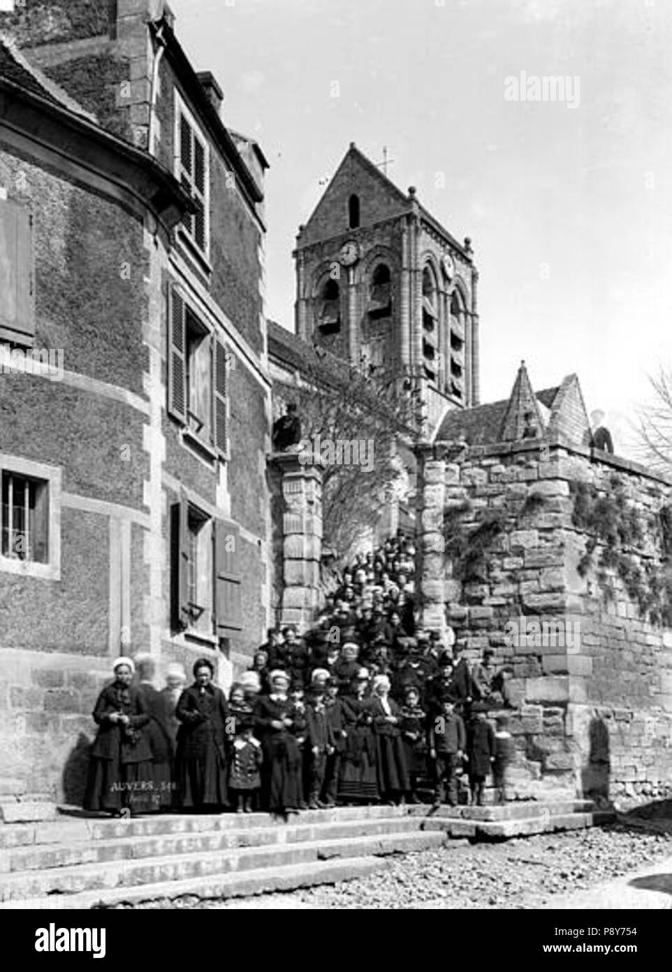 267 Eglise Notre-Dame-Vue générale du Clocher, Côté sud-ouest. Groupe de villageois posant - Auvers-sur-Oise - Médiathèque de l'architecture et du patrimoine - APMH 00016276 Stockfoto