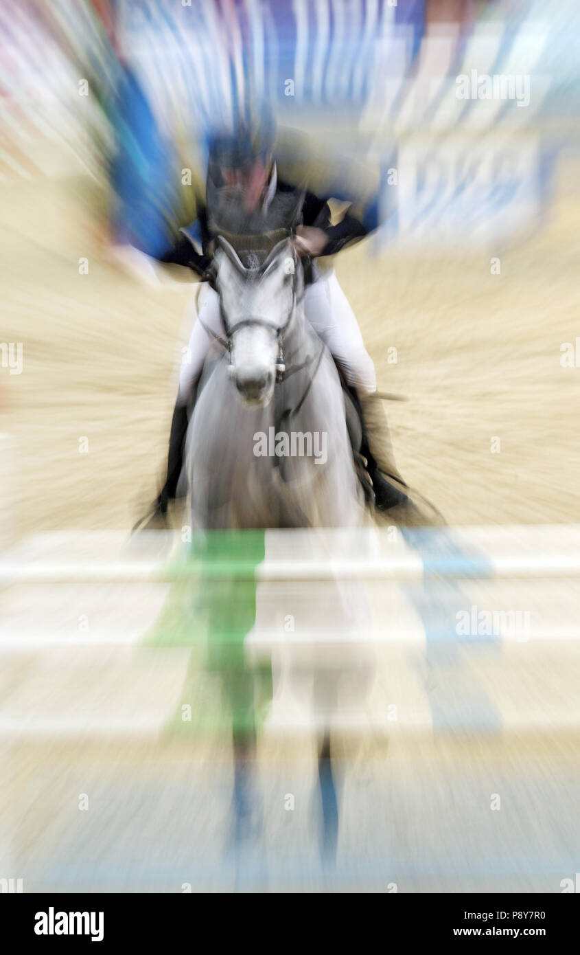 Neustadt (Dosse), Dynamics, Pferd und Reiter springen Springreiten über einen oxer Stockfoto