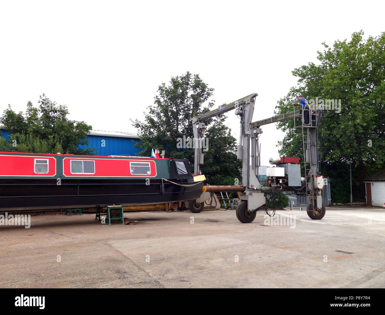 Ein 15-04 wird zurück ins Wasser gehoben nach der Malerarbeiten an der Bootswerft Stockfoto