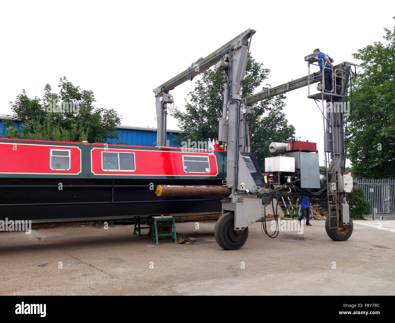 Ein 15-04 wird zurück ins Wasser gehoben nach der Malerarbeiten an der Bootswerft Stockfoto