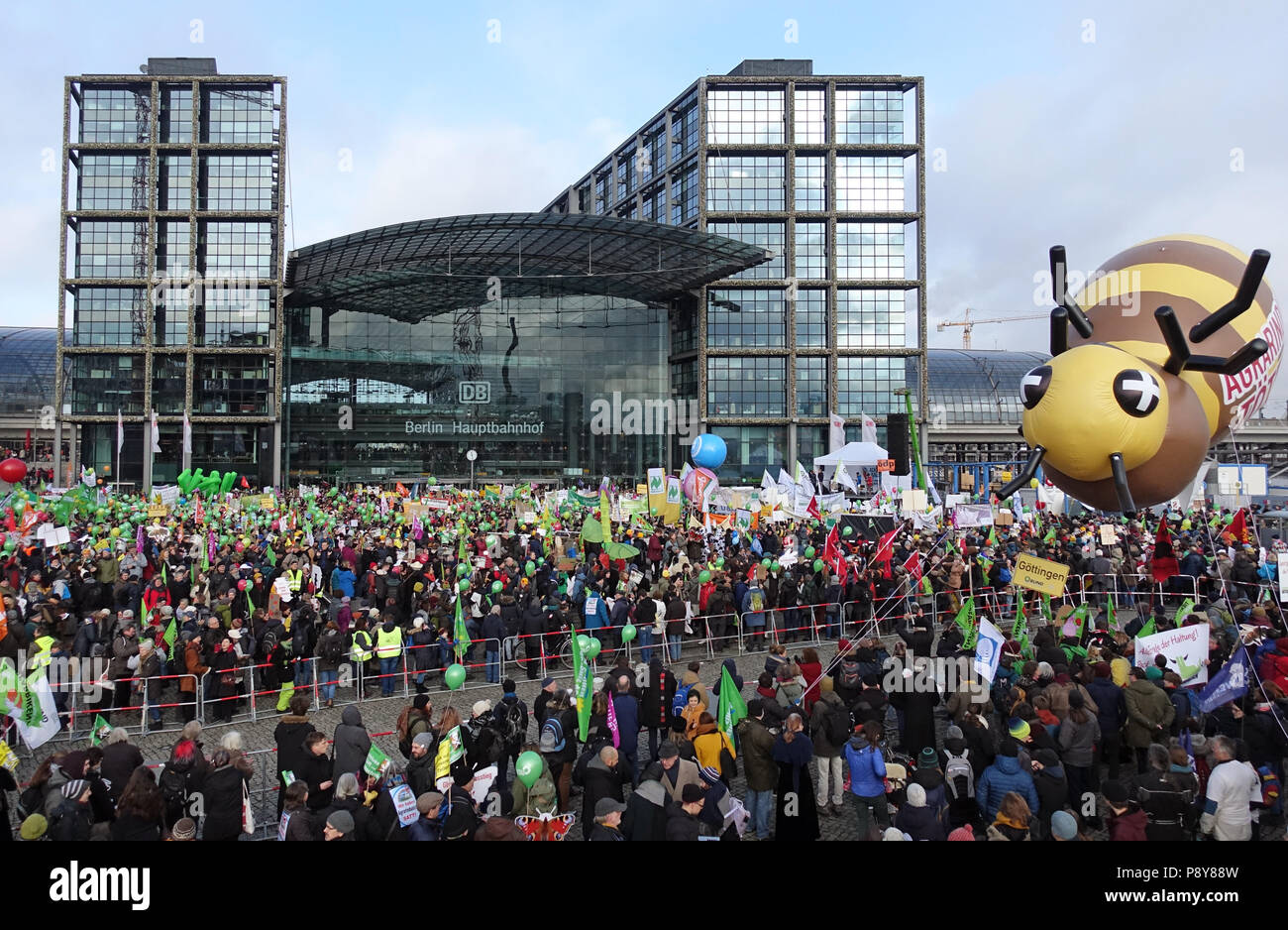 Berlin, Deutschland, Demo - Wir sind krank! Vor dem Bahnhof auf dem Washingtonplatz Stockfoto