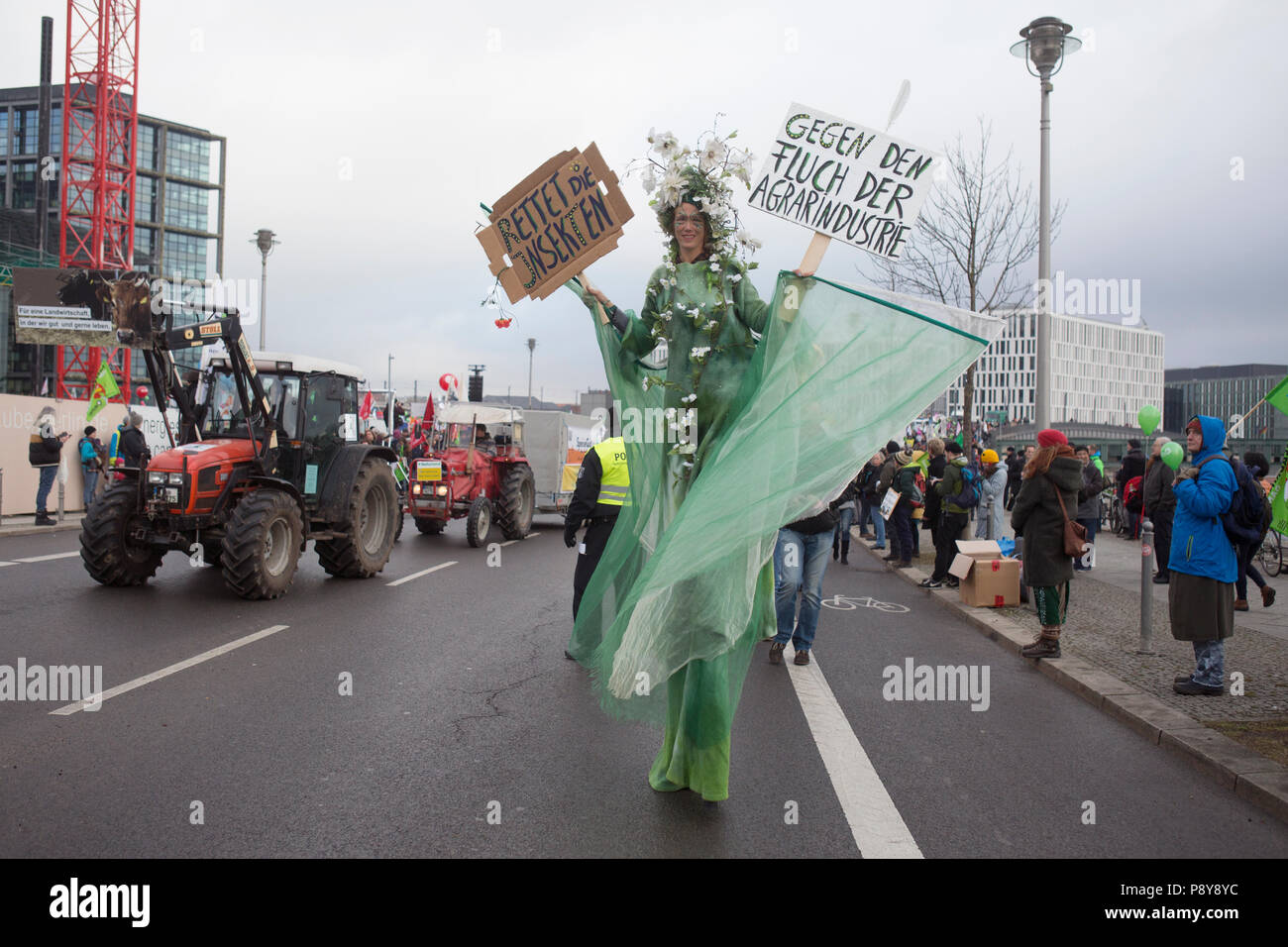 Berlin, Deutschland, Frau auf Stelzen zeigt an der Demo - Wir sind krank! Stockfoto