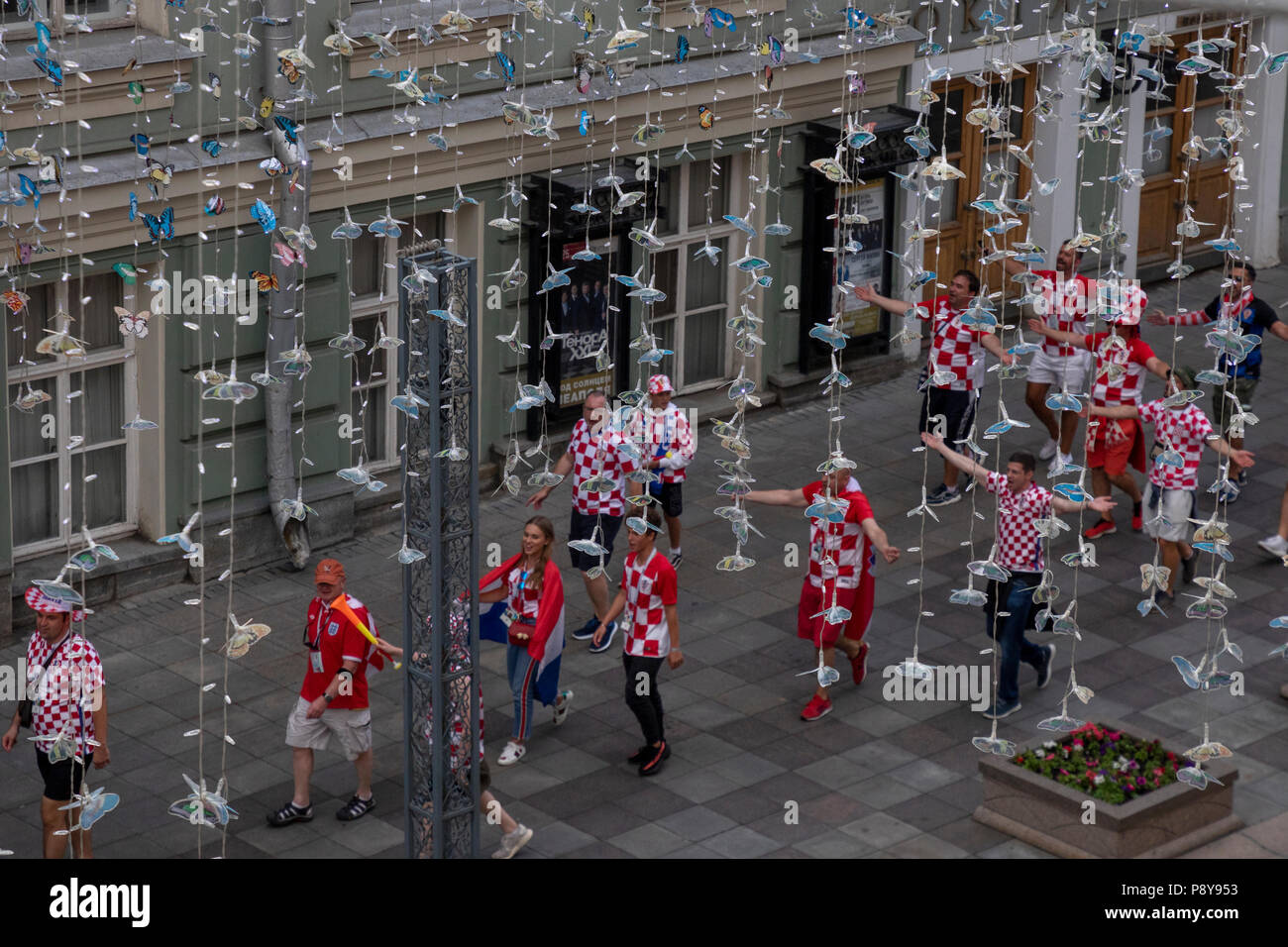 Kroatischen Fußball-Fans jubeln im Zentrum von Moskau vor dem Spiel England gegen Kroatien der FIFA WM 2018 Russland Stockfoto