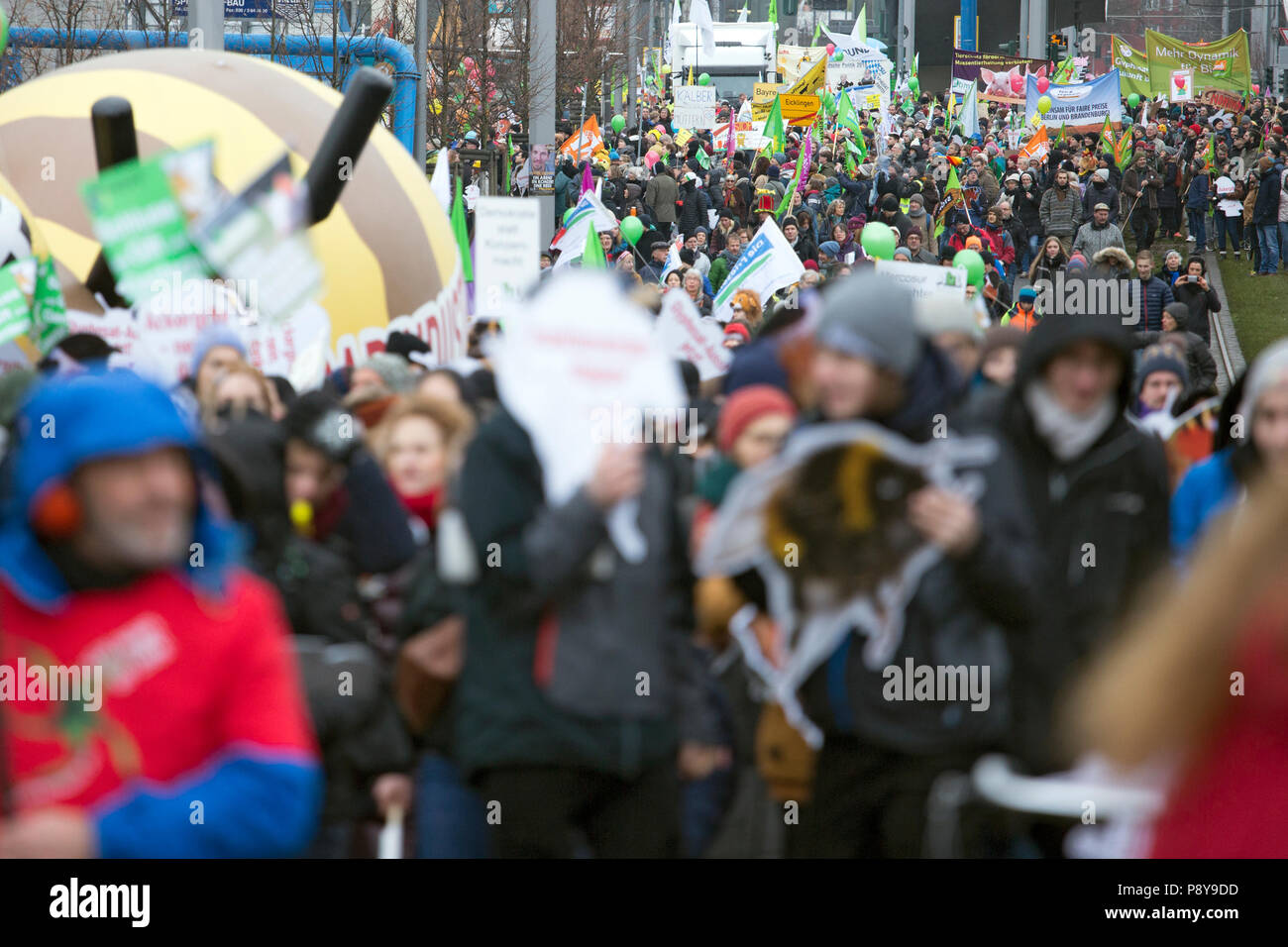 Berlin, Deutschland, Menschen an der Demo protestieren - Wir sind krank! Gegen die industrielle Landwirtschaft und Bienensterben. Stockfoto