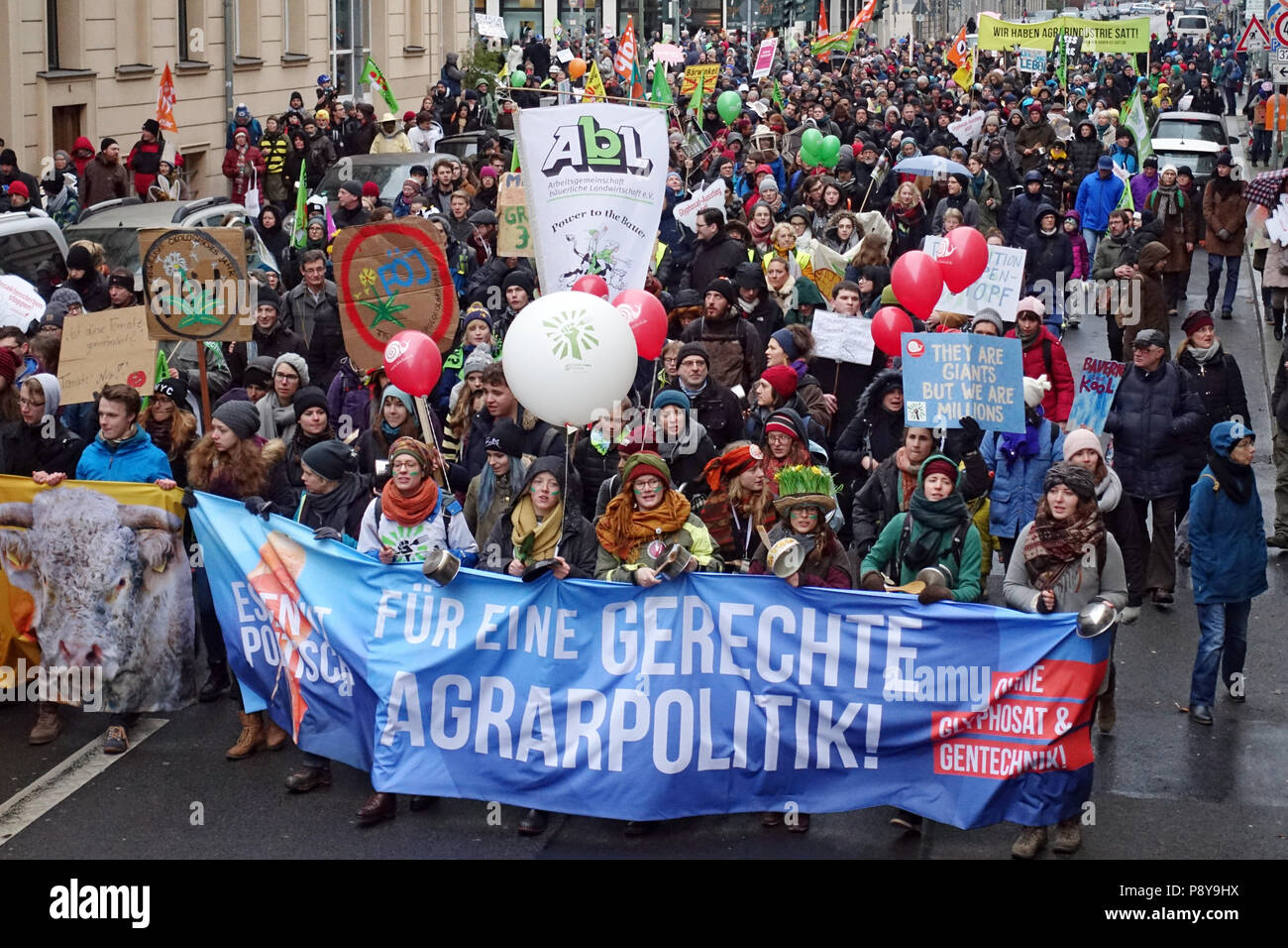 Berlin, Deutschland, Leute protestieren mit Fahnen an der Demo - wir sind krank! Stockfoto