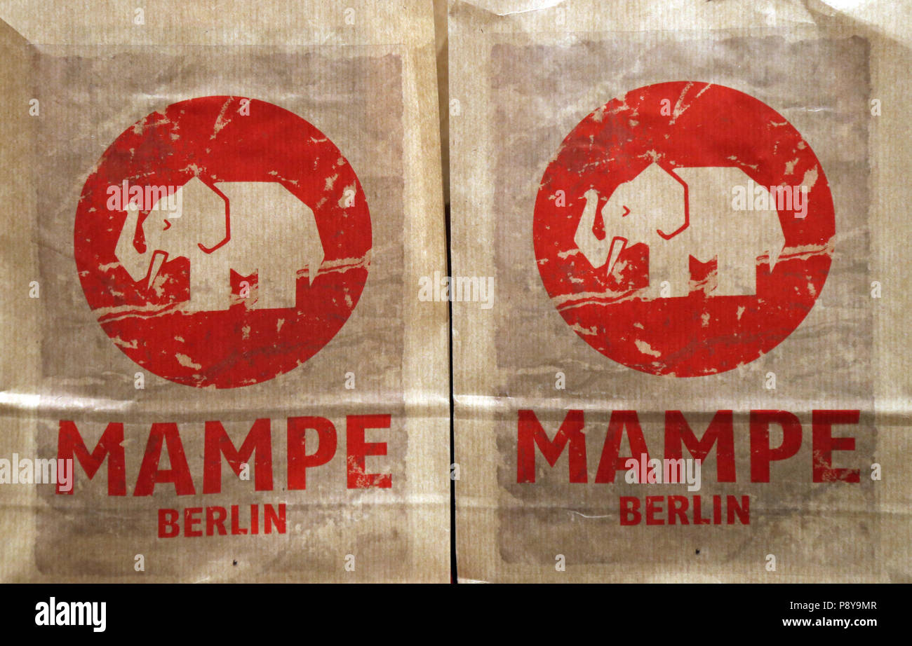 Berlin, Deutschland, Taschen mit dem Logo der Mampe Schnapsmanufaktur Stockfoto
