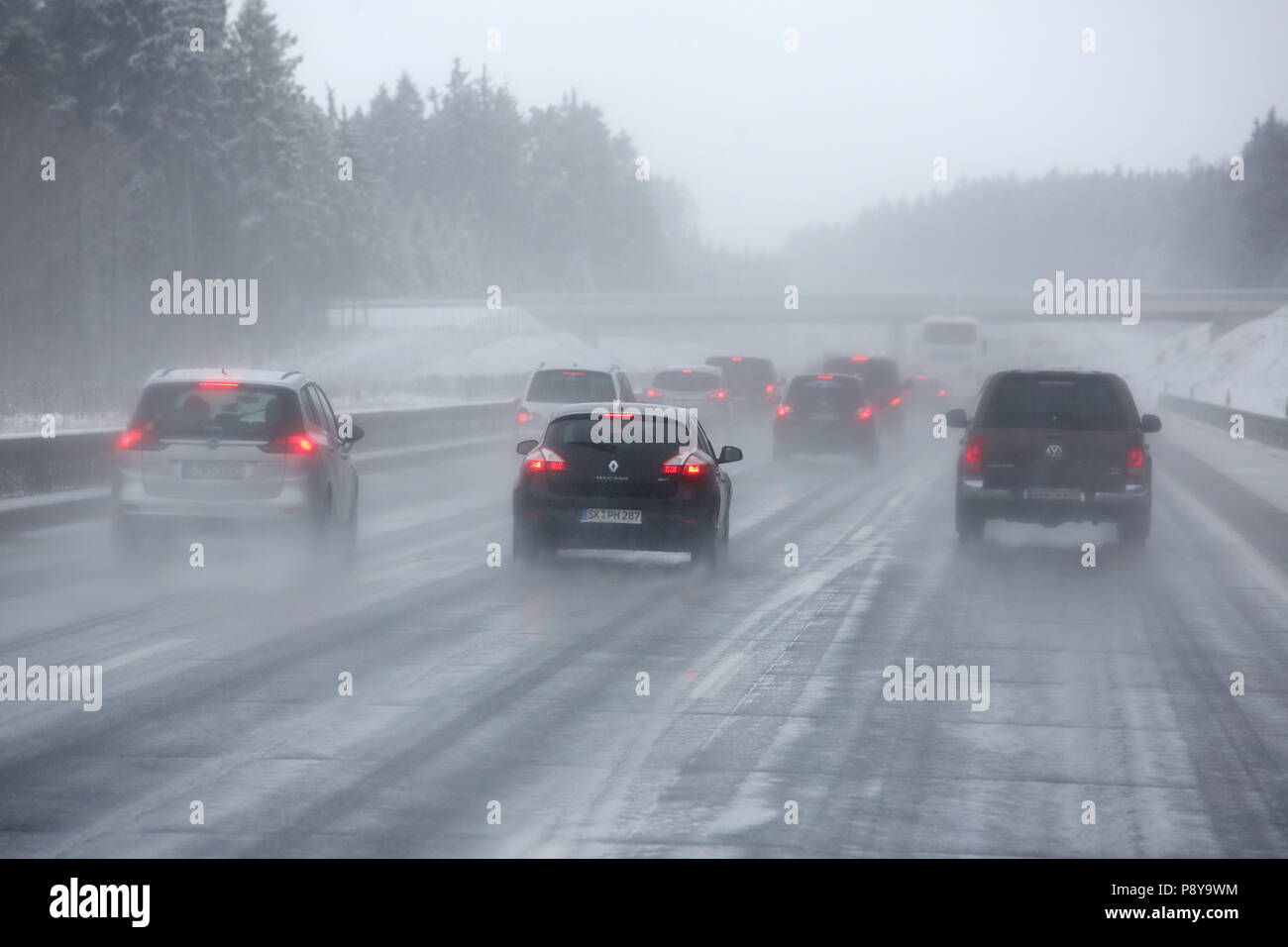 Droyßig, Deutschland, schlechte Sicht auf der Autobahn A9 in Schneefall Stockfoto